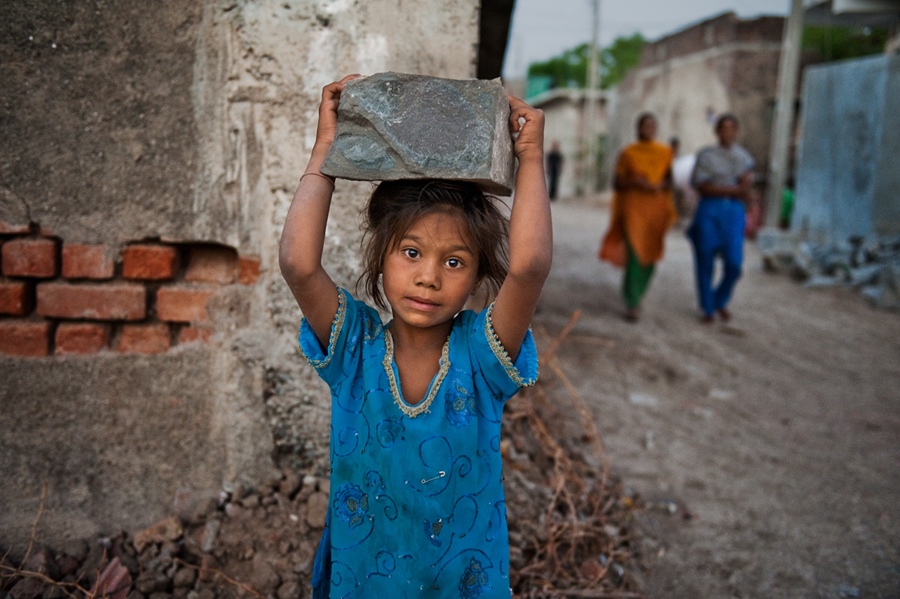 Steve McCurry, Girl carrying stone, Rajasthan India, 2008.