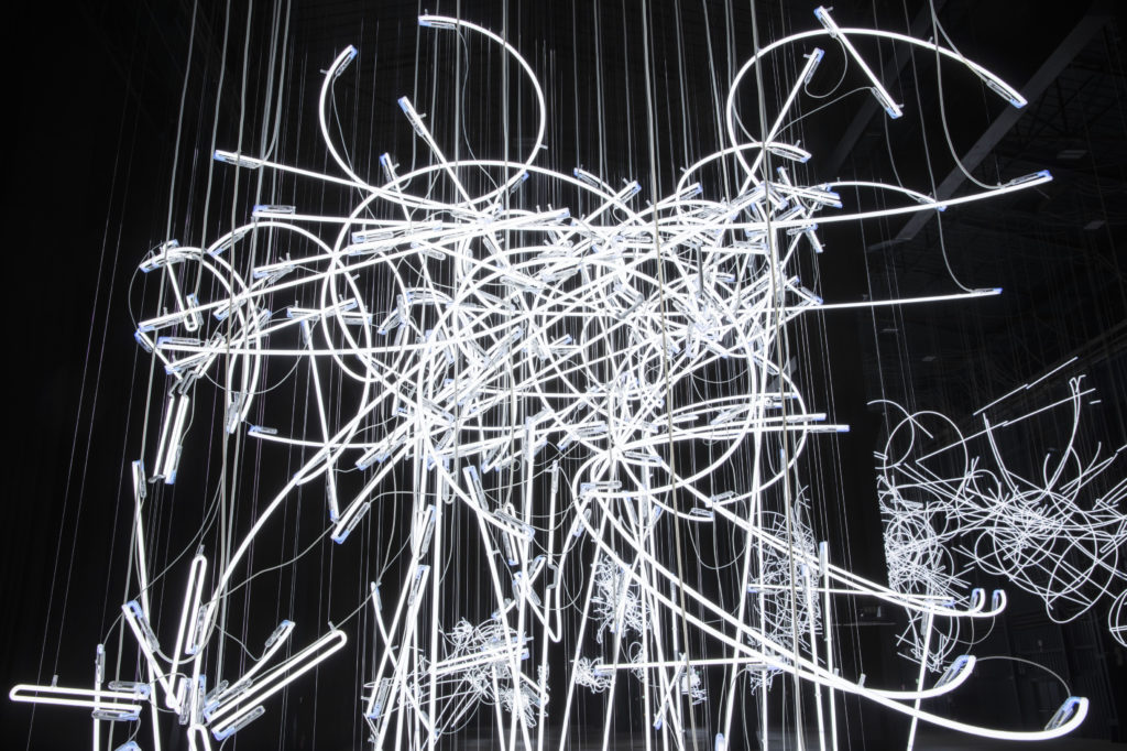 Cerith Wyn Evans Neon Forms (After Noh I), 2015 (dettaglio) Courtesy dell’artista; White Cube e Pirelli HangarBicocca. Foto: Agostino Osio